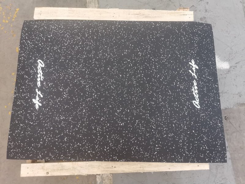 Um gráfico que ilustra um camião LTL meio vazio versus um camião FTL totalmente carregado com pavimento e equipamento